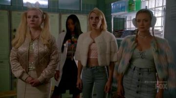 Veste en fourrure Nasty Gal de Chanel (Billie Lourd) dans Scream Queens