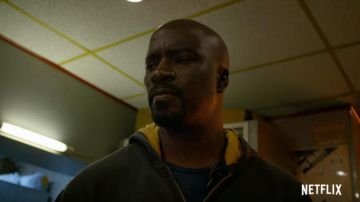 La sudadera con capucha amarilla de Mike Colter en Luke Cage