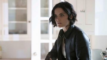 Le blouson en cuir de Jane Doe (Jaimie Alexander) dans Blindspot