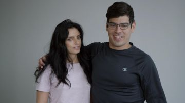 La camiseta gris campeona en Easy S01E04