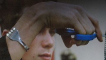 The bracelet "fork" of Elias (Elias McConnell) in Elephant