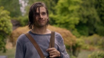 The sweatshirt of Quentin Coldwater (Jason Ralph) in The Magicians