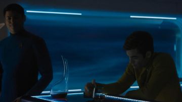 El decantador para decantar en el USS Enterprise en Star Trek: Limitless