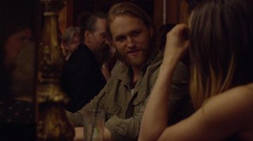 Chaqueta caqui de Cooper (Wyatt Russell) en Black Mirror s03e02