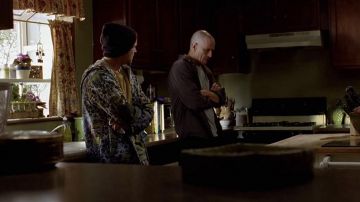 The hoodie printed Volcolm x Ryan Sheckler from the clothes of Jesse Pinkman (Aaron Paul) in the series Breaking Bad (S02E04)