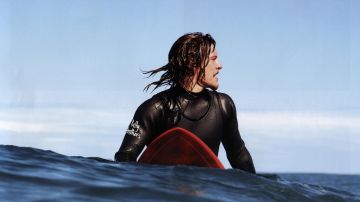 La planche de surf rouge de J. B. (Sam Worthington) dans Drift