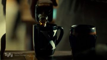 The mug "X" Xavier Dolls (Shamier Anderson) in Wynonna Earp S01E09