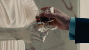 The glass at the foot of Henry Cavill in very special Agents, code UNCLE