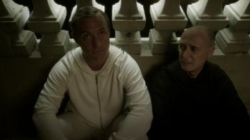 The jogging white of pope Pius XIII (Jude Law) in The Young Pope S01E05
