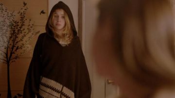 Poncho Katie Kampenfelt (Britt Robertson) in Ask me anything