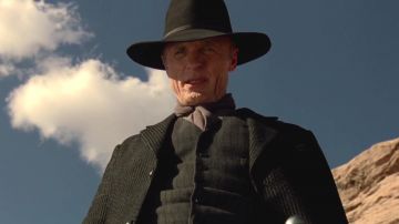 Le chapeau noir de l'homme en noir (Ed Harris) dans Westworld