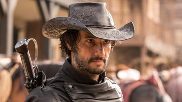 Le chapeau de cowboy en cuir d'Hector (Rodrigo Santoro) dans Westworld