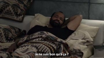 The bed linen pattern indian of Bernard Lowe (Jeffrey Wright) in Westworld S01E04