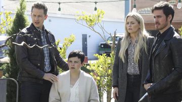 La camisa estampada usada por Emma Swan (Jennifer Morrison) en la serie Once Upon a Time (Temporada 6 Episodio 8)