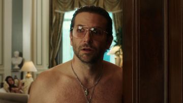The collar of Henry Girard (Bradley Cooper) in War Dogs