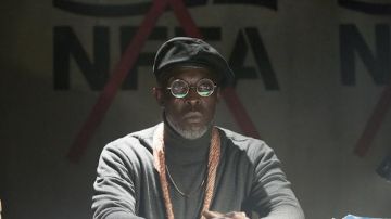 The round glasses of Carmelo (Michael K. Williams) in American Nightmare 2 (The Purge : Anarchy)