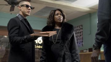 Le trench noir de Shades (Theo Rossi) dans Luke Cage