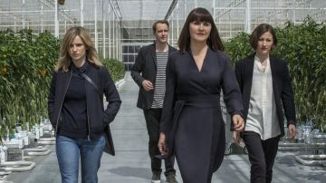Vestido gris de Kelly Macdonald en Black Mirror