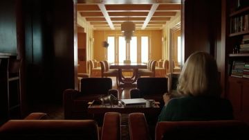 Sillas de diseño en los Madoffs en Madoff: La estafa del siglo
