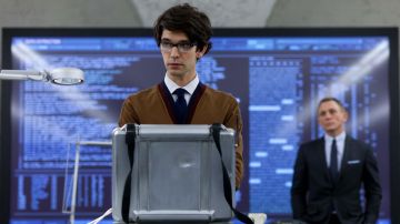 The sweater maroon of Q (Ben Whishaw) in Skyfall