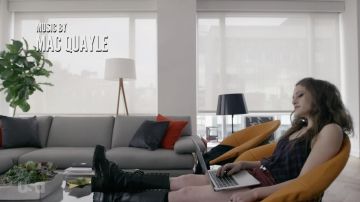 Les bottes de Darlene (Carly Chaikin) dans Mr. Robot