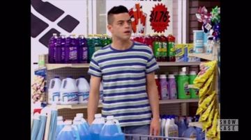 Le t-shirt rayé de Elliot Alderson (Rami Malek) dans Mr. Robot