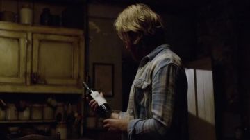 Botella de vino de Cooper (Wyatt Russell) en Black Mirror S03E02