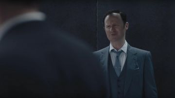 El alfiler de corbata de Mycroft Holmes (Mark Gatiss) en Sherlock