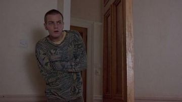 Le sweatshirt rayé vert de Mark Renton / Rent-Boy (Ewan McGregor) dans Trainspotting