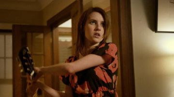 Vestido de flores rosa negra de Emma Roberts (Amy Anderson) en el mundo adulto