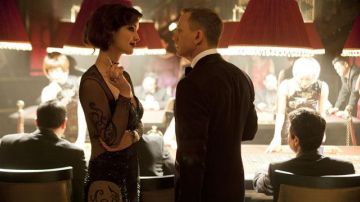 The sexy black dress lace gossamer of Severine (Bérénice Marlohe) Skyfall