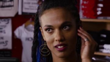 The earrings Amanita Caplan (Freema Agyeman) in Sense8 S02E01