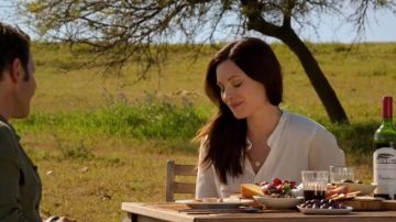 The bottle of red wine Pinotage with acacias drawn in Royal Breads S08E08