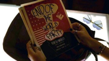 Cartel rojo de Dj Mobley en Mr. Robot S2