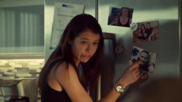 The shows Sarah Manning (Tatiana Maslany) in Orphan Black S01E01