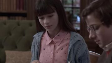 La robe-chemise rose de Violette Baudelaire (Ma­lina Weiss­man) dans Les Désastreuses Aventures des Orphelins Baudelaire
