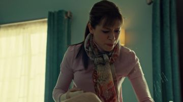 The scarf multicolor of Alison Hendrix (Tatiana Maslany) in Orphan Black S02E08