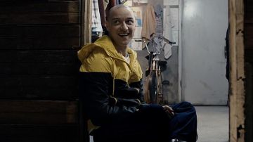 The yellow vest and blue of Dennis (James Mc Avoy) in Split
