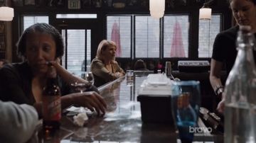 La cerveza servida en el bar de Katie Bowman (Sarah Wayne Callies) en la serie de televisión Colonia (Temporada 2 Episodio 2)