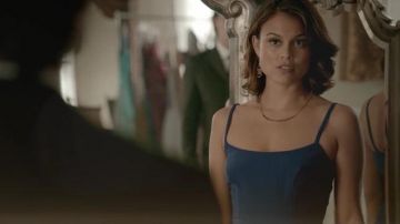 Le collier de Sybil (Nathalie Kelley) dans The Vampire Diaries S08E09