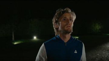 Le teddy bleu Coq Sportif de Grégory Van Huffel (Philippe Lacheau) dans Alibi.com