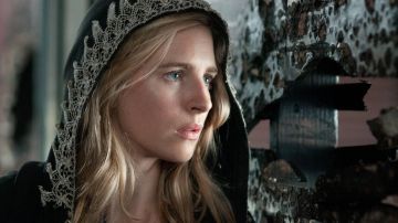 La capota encapuchada de Prairie Johnson (Brit Marling) en The OA