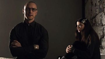 Black shirt of James Mc Avoy in Split