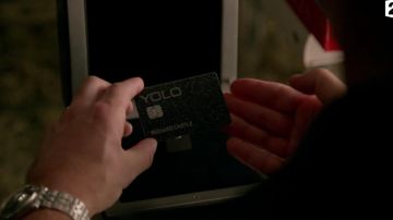 La carte de crédit YOLO de Richard Castle dans Castle