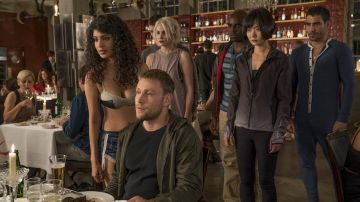 Sudadera con capucha caqui de Wolfgang Bogdanow (Max Riemelt) en Sense8