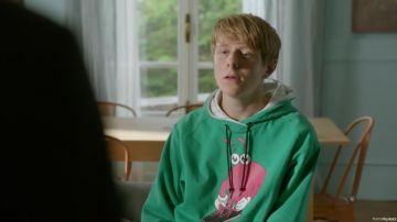 Sudadera verde de Lucas con monstruo rosa en Fais pas ci Fais pas ça