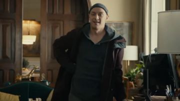 The coat bordeaux of the personality of the artist who wears a bonnet (James McAvoy) in Split