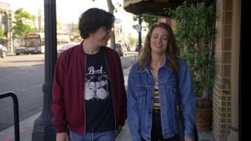 Chaqueta roja enamorada de Gus (Paul Rust)