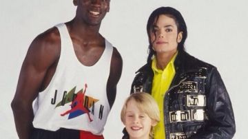 the jersey Jordan of the 90s (logo Jumpman with triangles) for the promo of " Mom, I missed the plane
