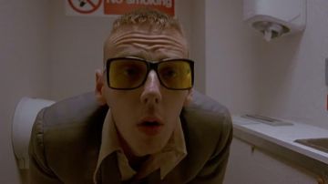 Les lunettes de soleil de Spud / David Murphy (Ewen Bremner) dans Trainspotting